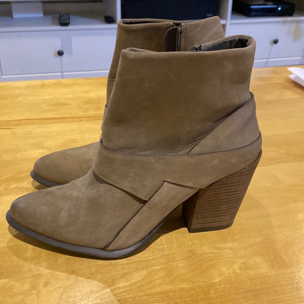 Aldo  tan ankle boots w/ side zippers & fold over burnished leather design👢👢
